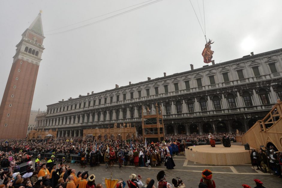 Venecijos karnavalas prasidėjo „angelo skrydžiu“