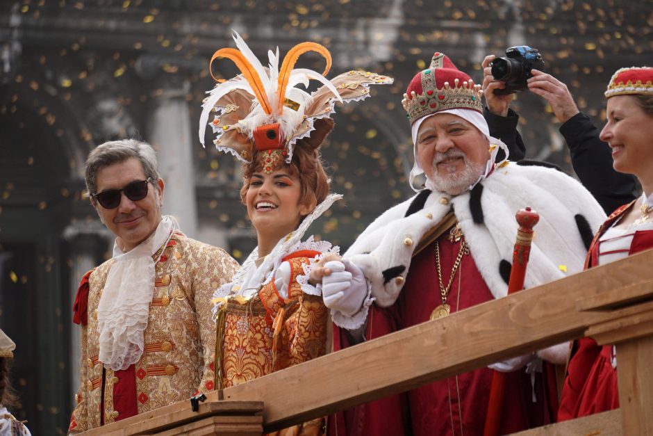 Venecijos karnavalas prasidėjo „angelo skrydžiu“