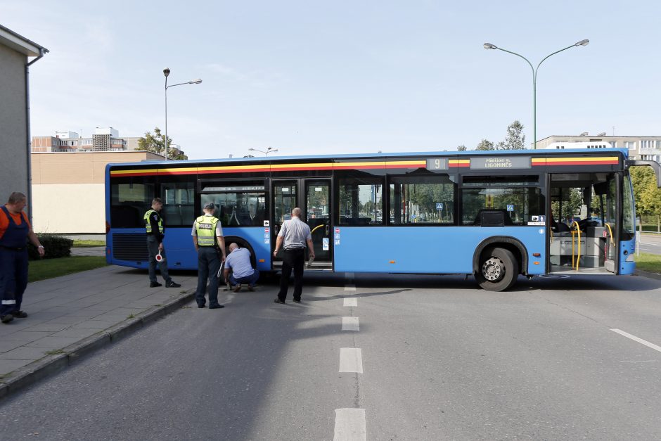 Avarija Žvejybos uosto rajone: automobilis skriejo į priešpriešą ir neteko ratų