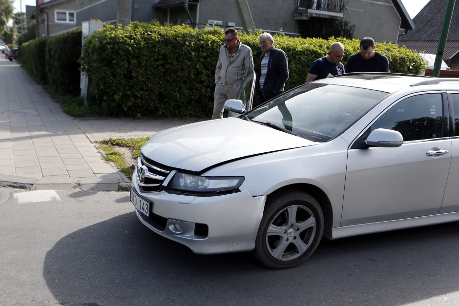 Avarija Žvejybos uosto rajone: automobilis skriejo į priešpriešą ir neteko ratų