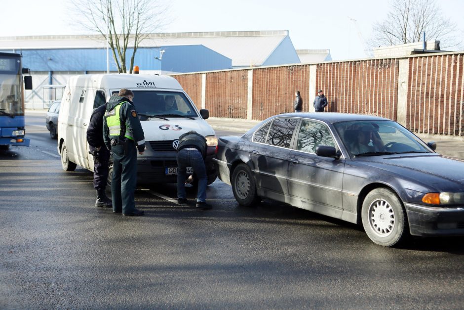 Uostamiestyje atakuotas inkasatorių automobilis