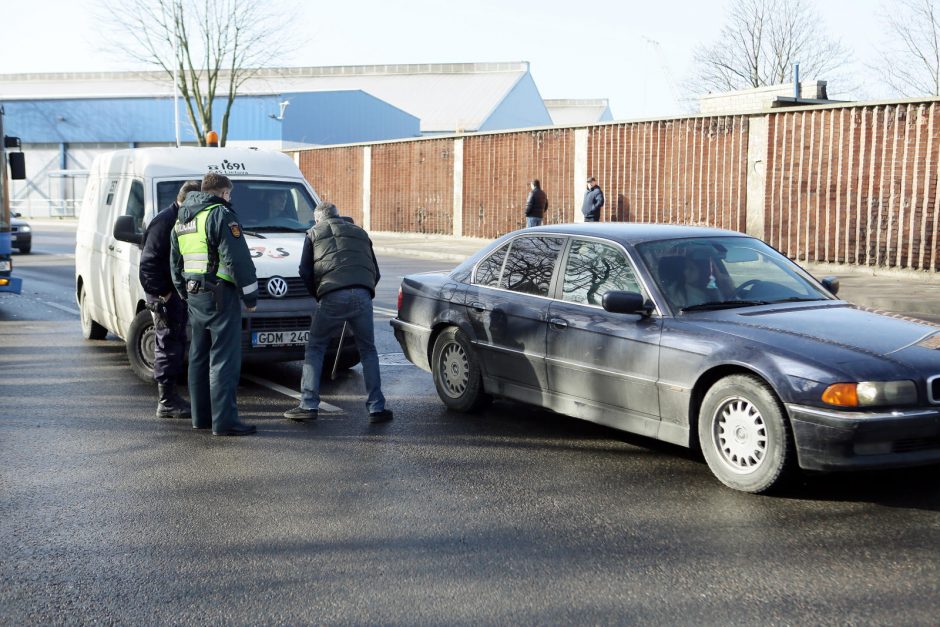 Uostamiestyje atakuotas inkasatorių automobilis