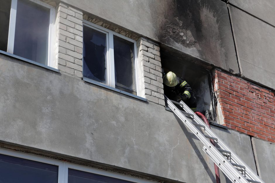 Ugniagesiai skubėjo gesinti degantį pastatą (papildyta)