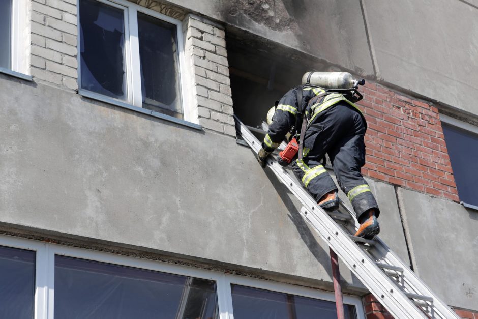 Ugniagesiai skubėjo gesinti degantį pastatą (papildyta)