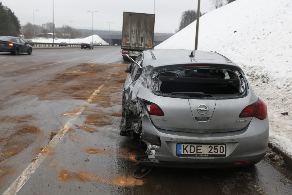 Per avariją Vakariniame aplinkkelyje iš vilkiko išsiliejo 500 litrų dyzelino