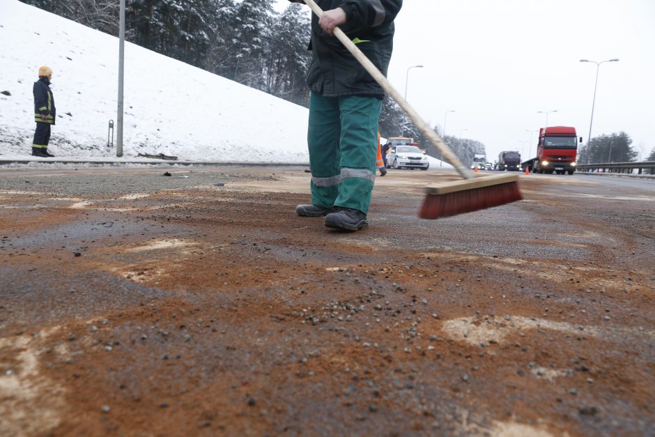 Per avariją Vakariniame aplinkkelyje iš vilkiko išsiliejo 500 litrų dyzelino