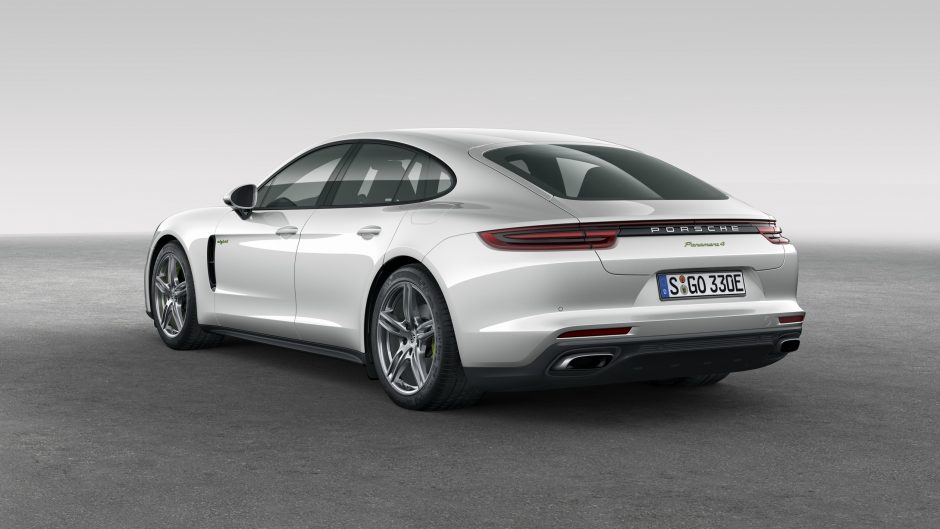 Naująjį „Porsche Panamera 4 E-Hybrid“ bus galima įkrauti