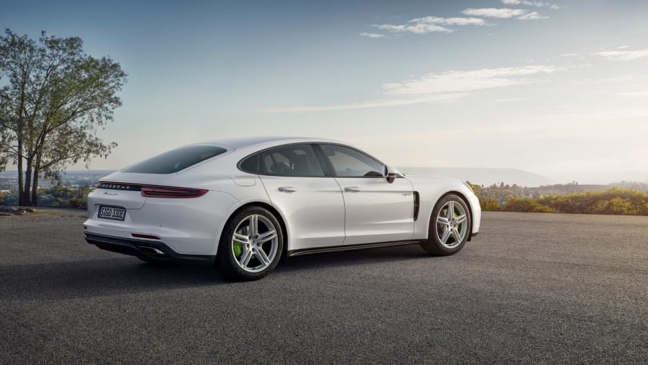 Naująjį „Porsche Panamera 4 E-Hybrid“ bus galima įkrauti