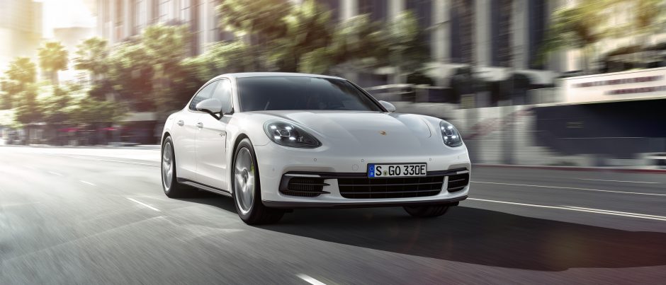 Naująjį „Porsche Panamera 4 E-Hybrid“ bus galima įkrauti