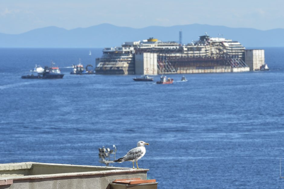 Sudužęs kruizinis laivas „Costa Concordia“ pradėjo savo paskutinę kelionę