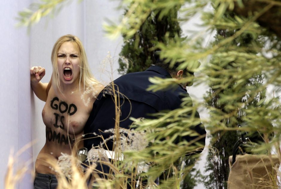 Iki pusės nuoga „Femen“ aktyvistė čiupo Kūdikėlio Jėzaus skulptūrėlę