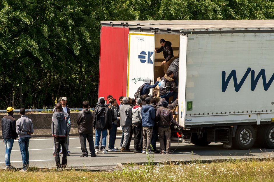 Migrantai veržiasi į Europą lyg plėšikai