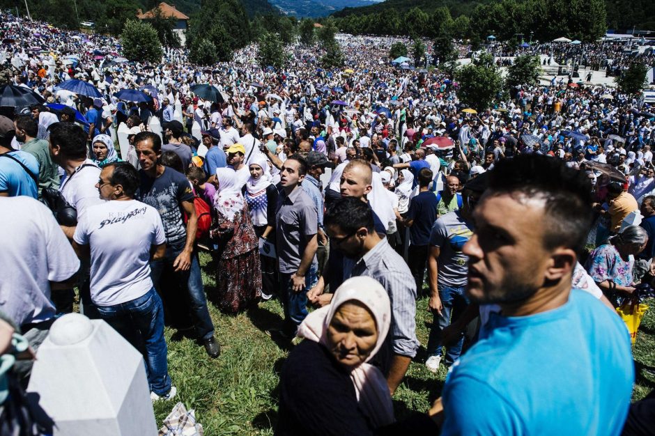 Srebrenicos metinės: Serbijos premjeras apmėtytas akmenimis