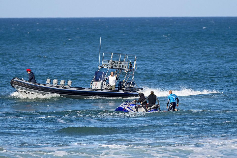 Australas banglentininkas per stebuklą išsisuko nuo ryklio atakos