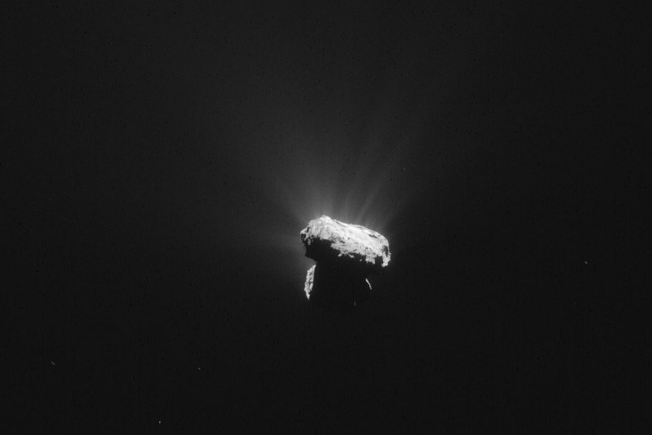 Kosminio zondo „Rosetta“ lydima kometa praskriejo arčiausiai Saulės