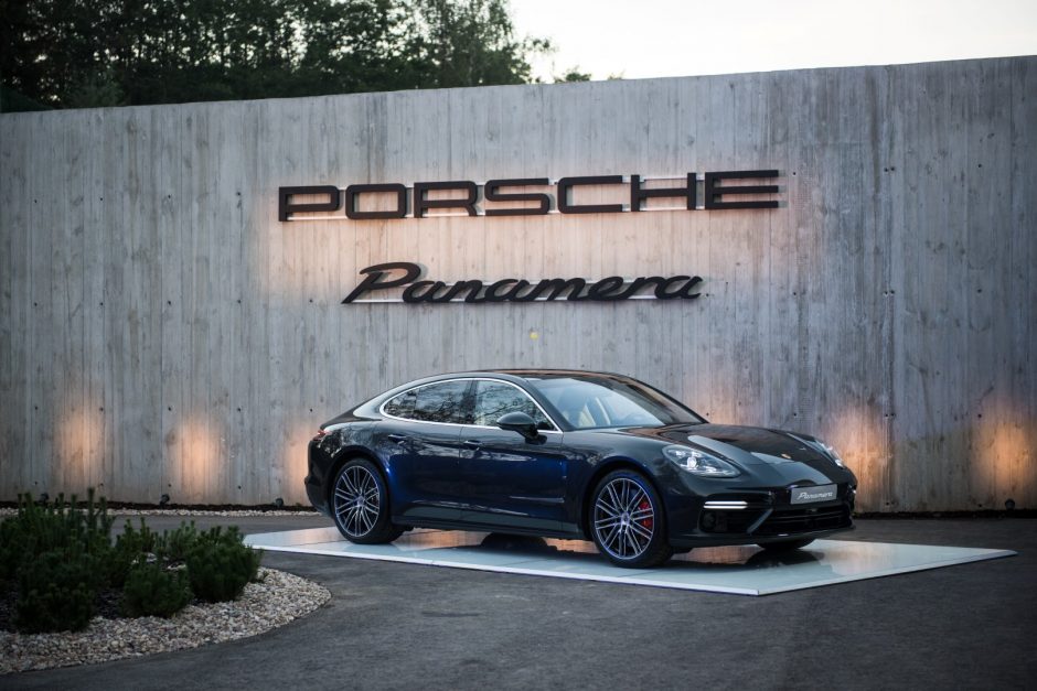 Prabangus sportinis „Porsche Panamera“ nusileido iš dangaus