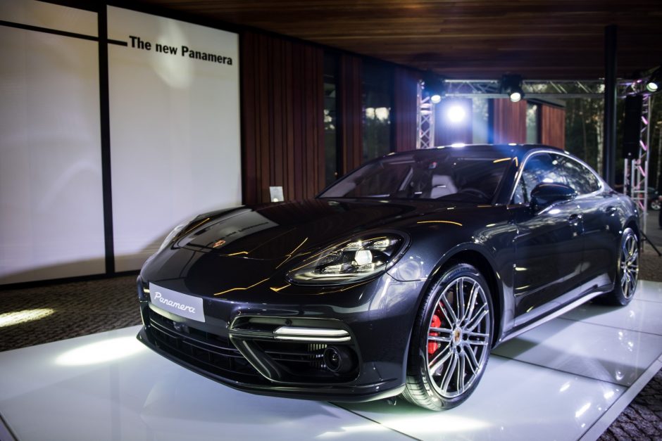 Prabangus sportinis „Porsche Panamera“ nusileido iš dangaus