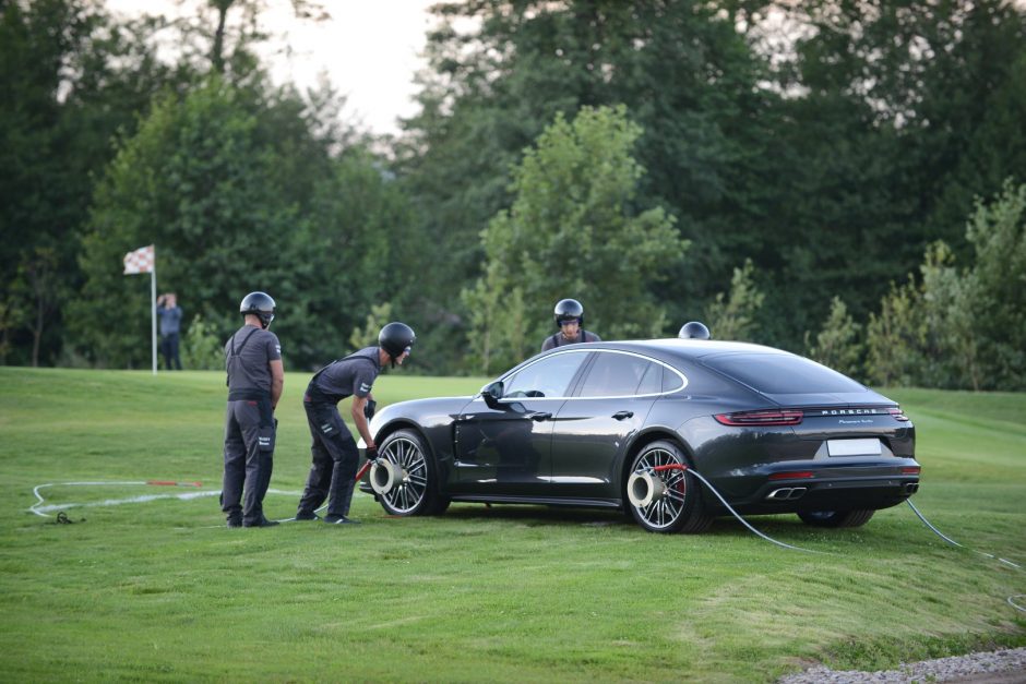 Prabangus sportinis „Porsche Panamera“ nusileido iš dangaus