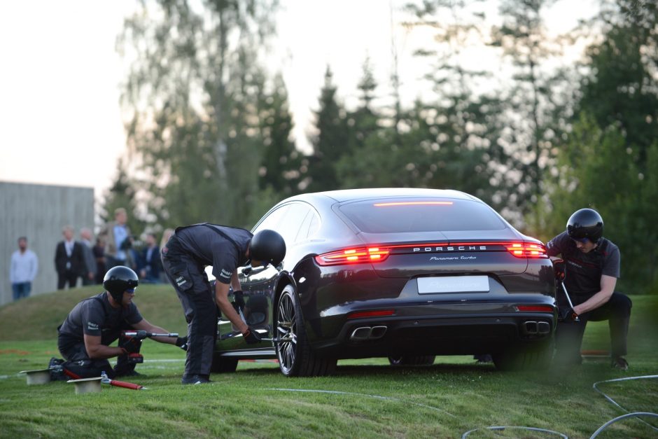 Prabangus sportinis „Porsche Panamera“ nusileido iš dangaus