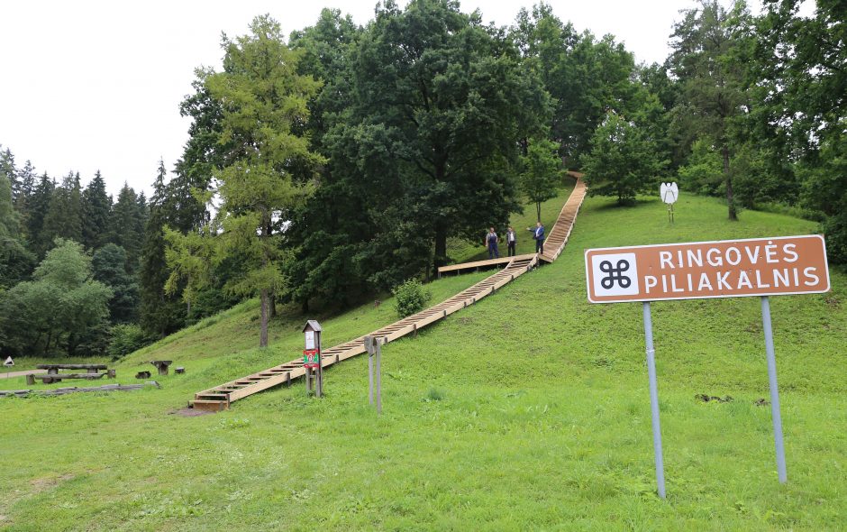 Įteiktos padėkos už piliakalnių tvarkymą