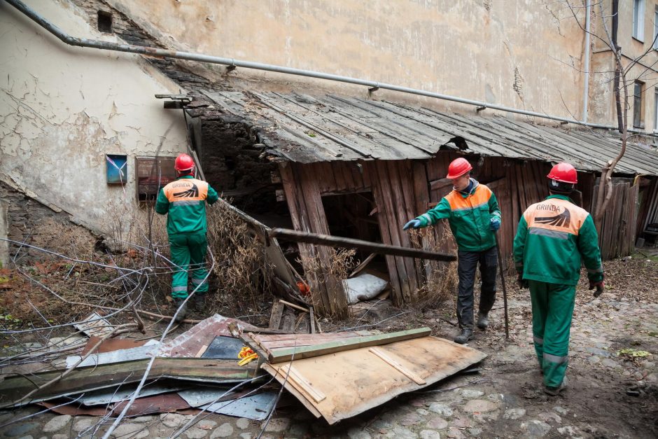 Vilniuje pradėti griauti pavojų keliantys mediniai sandėliukai