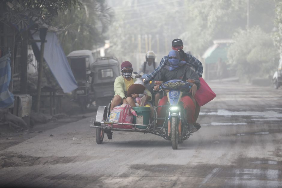 Aktyviausias Filipinų ugnikalnis spjaudosi lava, evakuota per 40 tūkst. žmonių