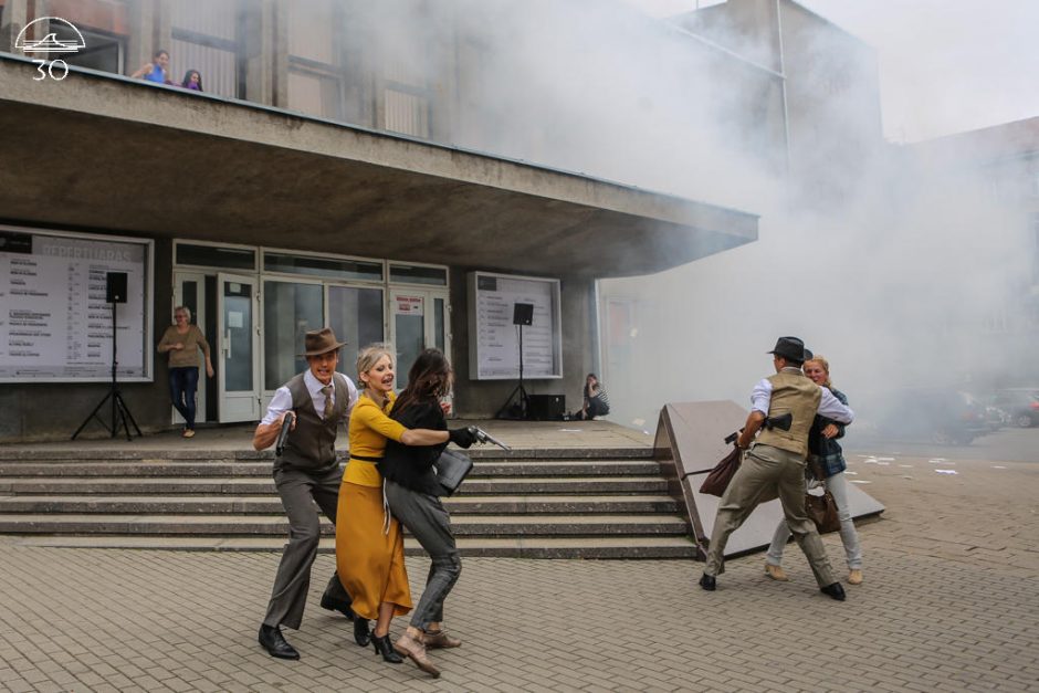 Klaipėdiečius gąsdino sprogimai ir iš teatro virtę dūmai