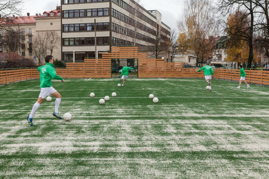 Prie Centro vidurinės mokyklos įrengta nauja universali sporto aikštelė