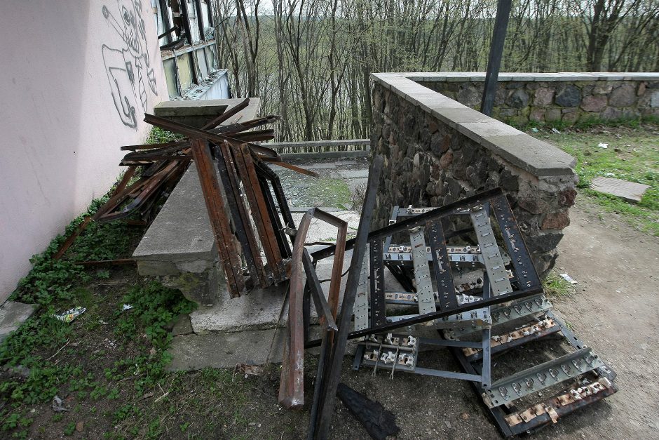 Legendinės „Trys mergelės“ dabar: kalnai šiukšlių ir šmirinėjantys paaugliai