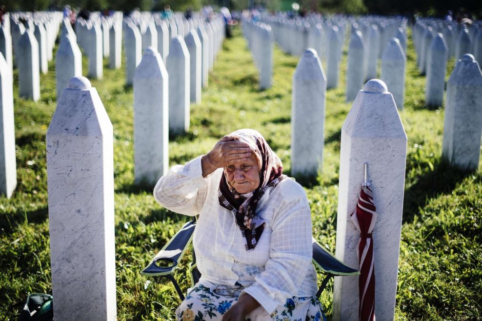 Srebrenicos metinės: Serbijos premjeras apmėtytas akmenimis