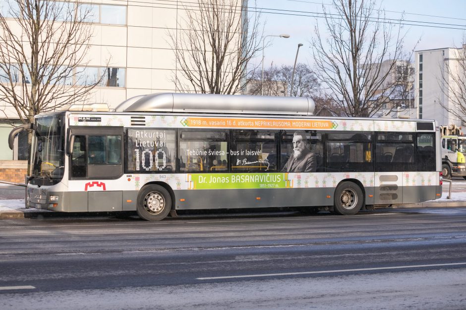 Signatarų sentencijos papuošė Vilniaus viešąjį transportą