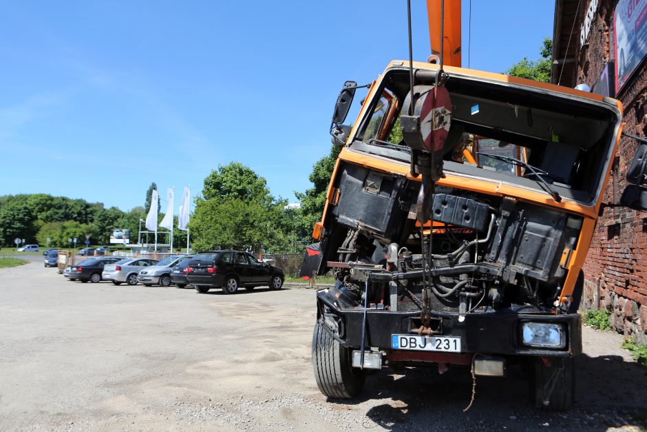 Klaipėdoje virsdamas kranas sumaitojo tris mašinas