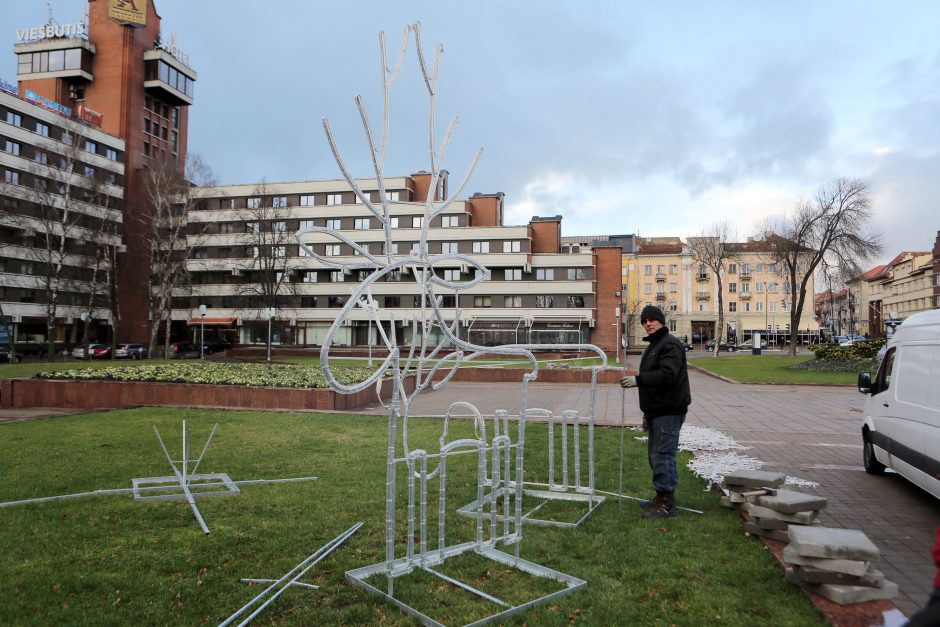 Teatro aikštėje išdygo šventinė eglė