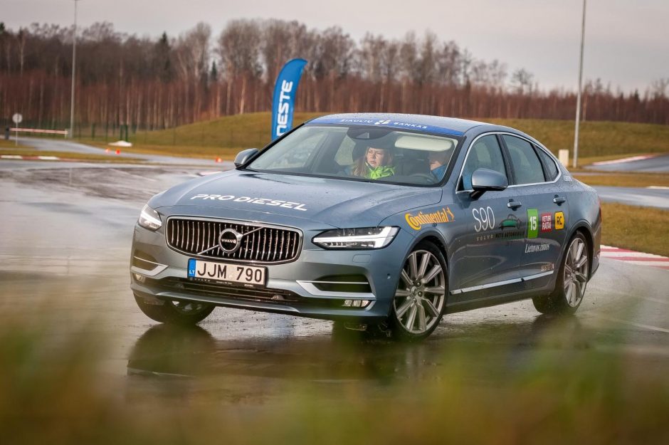 Pretendentai į „Metų automobilio“ titulą išbandyti ekstremaliomis sąlygomis