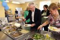 Degustacija: Jurbarko savivaldybės meras S. Mockevičius su komanda stebėjo mokinių maitinimo procesą, kartu paragavo mokyklinių pietų.