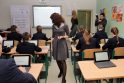 Kitaip: Lietuvos moksleiviai veikiausiai neįsivaizduoja mokyklos be patogių suolų ir kompiuterių.