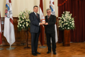 Įvertino: Latvijos Prezidentas Raimondas Vėjuonis O.Daugeliui įteikė vieną aukščiausių valstybės apdovanojimų – Pripažinimo Kryžiaus Komandoro ordiną.