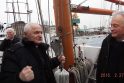 Įspūdžiai: jūrų kapitonai Valentin Severdov ir Sigitas Šileris laive „Brabander“ randa buriavimui artimų temų.