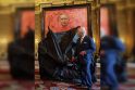 Naujiena: Jungtinės Karalystės monarchas Karolis III Bakingemo rūmuose pristatė savo pirmąjį oficialų portretą po karūnavimo.