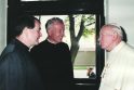 Pokalbis: jau sugrįžęs į Lietuvą J.Juraitis (centre) Kaune, arkivyskupijos kurijoje, susitiko su popiežiumi Jonu Pauliumi II.
