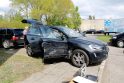 Pėdsakai: ant &quot;Volvo XC60&quot; durelių likę nubrozdinimai liudijo, kad užpuolikai taranavo šią mašiną.