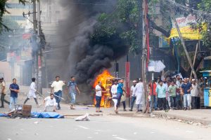 Protestuotojai Bangladeše šturmavo kalėjimą, išlaisvino šimtus nuteistųjų