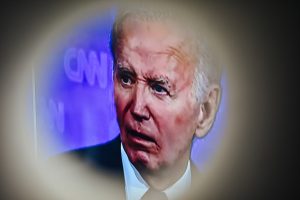 JAV apžvalgininkus šokiravo „skausmingas“ J. Bideno pasirodymas per debatus