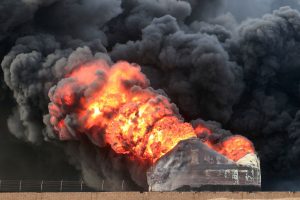 Po Izraelio smūgių jau dvi dienas dega hučių kontroliuojamas Hodeidos uostas