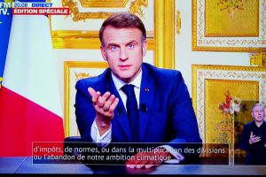 E. Macronas žada artimiausiu metu paskirti naują premjerą