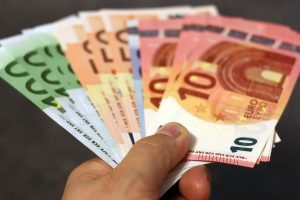 ECB kitą savaitę veikiausiai vėl mažins bazines palūkanas