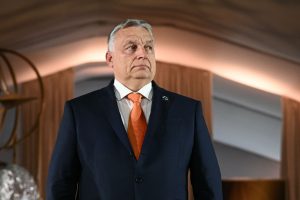 Įpykusios ES partnerės ketina parodyti Vengrijos premjerui „geltonąją kortelę“