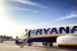 „Ryanair“ pelnas per metus sumenko beveik perpus