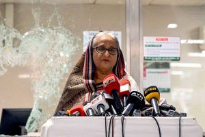 Vyresnysis patarėjas: Bangladešo premjerės atsistatydinimas yra įmanomas