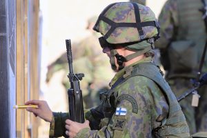 Suomija paskelbė apie naują karinės pagalbos Ukrainai paketą